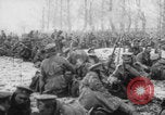 Standbild Russische Soldaten ruhen fallenden Schnee WWI Russland, 1917, aus Sekunde 27 historischem Filmmaterial Videoclip 65675079240