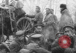 Standbild Russische Soldaten ruhen fallenden Schnee WWI Russland, 1917, aus Sekunde 28 historischem Filmmaterial Videoclip 65675079240
