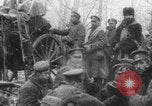 Standbild Russische Soldaten ruhen fallenden Schnee WWI Russland, 1917, aus Sekunde 29 historischem Filmmaterial Videoclip 65675079240