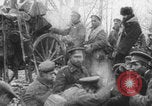 Standbild Russische Soldaten ruhen fallenden Schnee WWI Russland, 1917, aus Sekunde 30 historischem Filmmaterial Videoclip 65675079240