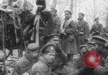 Standbild Russische Soldaten ruhen fallenden Schnee WWI Russland, 1917, aus Sekunde 32 historischem Filmmaterial Videoclip 65675079240