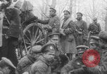 Standbild Russische Soldaten ruhen fallenden Schnee WWI Russland, 1917, aus Sekunde 33 historischem Filmmaterial Videoclip 65675079240