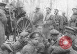 Standbild Russische Soldaten ruhen fallenden Schnee WWI Russland, 1917, aus Sekunde 34 historischem Filmmaterial Videoclip 65675079240