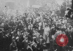 Standbild Waffenstillstandsgedränge United States USA, 1918, aus Sekunde 6 historischem Filmmaterial Videoclip 65675079242