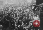 Standbild Waffenstillstandsgedränge United States USA, 1918, aus Sekunde 8 historischem Filmmaterial Videoclip 65675079242