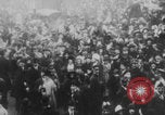 Standbild Waffenstillstandsgedränge United States USA, 1918, aus Sekunde 10 historischem Filmmaterial Videoclip 65675079242