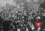 Standbild Waffenstillstandsgedränge United States USA, 1918, aus Sekunde 14 historischem Filmmaterial Videoclip 65675079242