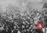 Standbild Waffenstillstandsgedränge United States USA, 1918, aus Sekunde 15 historischem Filmmaterial Videoclip 65675079242