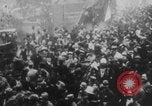 Standbild Waffenstillstandsgedränge United States USA, 1918, aus Sekunde 17 historischem Filmmaterial Videoclip 65675079242