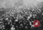 Standbild Waffenstillstandsgedränge United States USA, 1918, aus Sekunde 18 historischem Filmmaterial Videoclip 65675079242