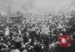 Standbild Waffenstillstandsgedränge United States USA, 1918, aus Sekunde 19 historischem Filmmaterial Videoclip 65675079242