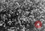 Standbild Waffenstillstandsgedränge United States USA, 1918, aus Sekunde 26 historischem Filmmaterial Videoclip 65675079242