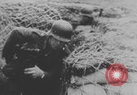 Standbild Deutscher Soldat feuert Maschinengewehr Sizilien Italien, 1944, aus Sekunde 3 historischem Filmmaterial Videoclip 65675079283