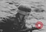 Standbild Deutscher Soldat feuert Maschinengewehr Sizilien Italien, 1944, aus Sekunde 4 historischem Filmmaterial Videoclip 65675079283
