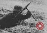 Standbild Deutscher Soldat feuert Maschinengewehr Sizilien Italien, 1944, aus Sekunde 5 historischem Filmmaterial Videoclip 65675079283