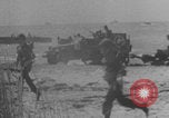 Standbild Deutscher Soldat feuert Maschinengewehr Sizilien Italien, 1944, aus Sekunde 12 historischem Filmmaterial Videoclip 65675079283