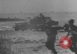 Standbild Deutscher Soldat feuert Maschinengewehr Sizilien Italien, 1944, aus Sekunde 13 historischem Filmmaterial Videoclip 65675079283