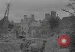 Standbild Soldaten der Vereinigten Staaten betreten La Haye du Puits La Haye Du Puits Frankreich, 1944, aus Sekunde 1 historischem Filmmaterial Videoclip 65675079303