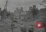 Standbild Soldaten der Vereinigten Staaten betreten La Haye du Puits La Haye Du Puits Frankreich, 1944, aus Sekunde 3 historischem Filmmaterial Videoclip 65675079303