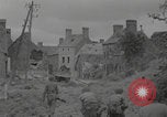 Standbild Soldaten der Vereinigten Staaten betreten La Haye du Puits La Haye Du Puits Frankreich, 1944, aus Sekunde 4 historischem Filmmaterial Videoclip 65675079303