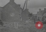 Standbild Soldaten der Vereinigten Staaten betreten La Haye du Puits La Haye Du Puits Frankreich, 1944, aus Sekunde 6 historischem Filmmaterial Videoclip 65675079303