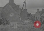 Standbild Soldaten der Vereinigten Staaten betreten La Haye du Puits La Haye Du Puits Frankreich, 1944, aus Sekunde 7 historischem Filmmaterial Videoclip 65675079303