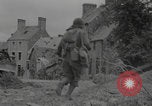 Standbild Soldaten der Vereinigten Staaten betreten La Haye du Puits La Haye Du Puits Frankreich, 1944, aus Sekunde 8 historischem Filmmaterial Videoclip 65675079303