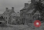Standbild Soldaten der Vereinigten Staaten betreten La Haye du Puits La Haye Du Puits Frankreich, 1944, aus Sekunde 9 historischem Filmmaterial Videoclip 65675079303