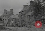 Standbild Soldaten der Vereinigten Staaten betreten La Haye du Puits La Haye Du Puits Frankreich, 1944, aus Sekunde 10 historischem Filmmaterial Videoclip 65675079303