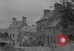 Standbild Soldaten der Vereinigten Staaten betreten La Haye du Puits La Haye Du Puits Frankreich, 1944, aus Sekunde 11 historischem Filmmaterial Videoclip 65675079303