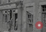 Standbild Soldaten der Vereinigten Staaten betreten La Haye du Puits La Haye Du Puits Frankreich, 1944, aus Sekunde 13 historischem Filmmaterial Videoclip 65675079303