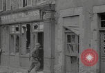 Standbild Soldaten der Vereinigten Staaten betreten La Haye du Puits La Haye Du Puits Frankreich, 1944, aus Sekunde 15 historischem Filmmaterial Videoclip 65675079303