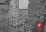 Standbild Soldaten der Vereinigten Staaten betreten La Haye du Puits La Haye Du Puits Frankreich, 1944, aus Sekunde 17 historischem Filmmaterial Videoclip 65675079303