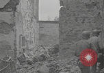 Standbild Soldaten der Vereinigten Staaten betreten La Haye du Puits La Haye Du Puits Frankreich, 1944, aus Sekunde 18 historischem Filmmaterial Videoclip 65675079303
