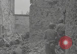 Standbild Soldaten der Vereinigten Staaten betreten La Haye du Puits La Haye Du Puits Frankreich, 1944, aus Sekunde 19 historischem Filmmaterial Videoclip 65675079303