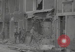 Standbild Soldaten der Vereinigten Staaten betreten La Haye du Puits La Haye Du Puits Frankreich, 1944, aus Sekunde 20 historischem Filmmaterial Videoclip 65675079303