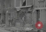 Standbild Soldaten der Vereinigten Staaten betreten La Haye du Puits La Haye Du Puits Frankreich, 1944, aus Sekunde 21 historischem Filmmaterial Videoclip 65675079303