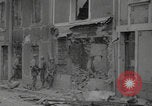 Standbild Soldaten der Vereinigten Staaten betreten La Haye du Puits La Haye Du Puits Frankreich, 1944, aus Sekunde 22 historischem Filmmaterial Videoclip 65675079303