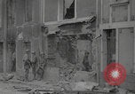 Standbild Soldaten der Vereinigten Staaten betreten La Haye du Puits La Haye Du Puits Frankreich, 1944, aus Sekunde 23 historischem Filmmaterial Videoclip 65675079303