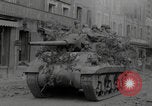Standbild Soldaten der Vereinigten Staaten betreten La Haye du Puits La Haye Du Puits Frankreich, 1944, aus Sekunde 24 historischem Filmmaterial Videoclip 65675079303