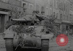 Standbild Soldaten der Vereinigten Staaten betreten La Haye du Puits La Haye Du Puits Frankreich, 1944, aus Sekunde 25 historischem Filmmaterial Videoclip 65675079303