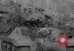 Standbild Soldaten der Vereinigten Staaten betreten La Haye du Puits La Haye Du Puits Frankreich, 1944, aus Sekunde 26 historischem Filmmaterial Videoclip 65675079303