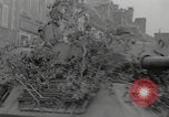Standbild Soldaten der Vereinigten Staaten betreten La Haye du Puits La Haye Du Puits Frankreich, 1944, aus Sekunde 27 historischem Filmmaterial Videoclip 65675079303