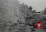 Standbild Soldaten der Vereinigten Staaten betreten La Haye du Puits La Haye Du Puits Frankreich, 1944, aus Sekunde 28 historischem Filmmaterial Videoclip 65675079303