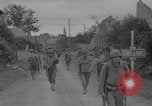 Standbild Soldaten der Vereinigten Staaten betreten La Haye du Puits La Haye Du Puits Frankreich, 1944, aus Sekunde 29 historischem Filmmaterial Videoclip 65675079303