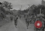 Standbild Soldaten der Vereinigten Staaten betreten La Haye du Puits La Haye Du Puits Frankreich, 1944, aus Sekunde 30 historischem Filmmaterial Videoclip 65675079303