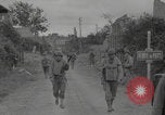 Standbild Soldaten der Vereinigten Staaten betreten La Haye du Puits La Haye Du Puits Frankreich, 1944, aus Sekunde 31 historischem Filmmaterial Videoclip 65675079303