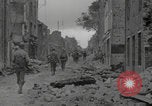 Standbild Soldaten der Vereinigten Staaten betreten La Haye du Puits La Haye Du Puits Frankreich, 1944, aus Sekunde 32 historischem Filmmaterial Videoclip 65675079303