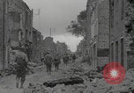 Standbild Soldaten der Vereinigten Staaten betreten La Haye du Puits La Haye Du Puits Frankreich, 1944, aus Sekunde 33 historischem Filmmaterial Videoclip 65675079303