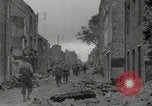 Standbild Soldaten der Vereinigten Staaten betreten La Haye du Puits La Haye Du Puits Frankreich, 1944, aus Sekunde 34 historischem Filmmaterial Videoclip 65675079303